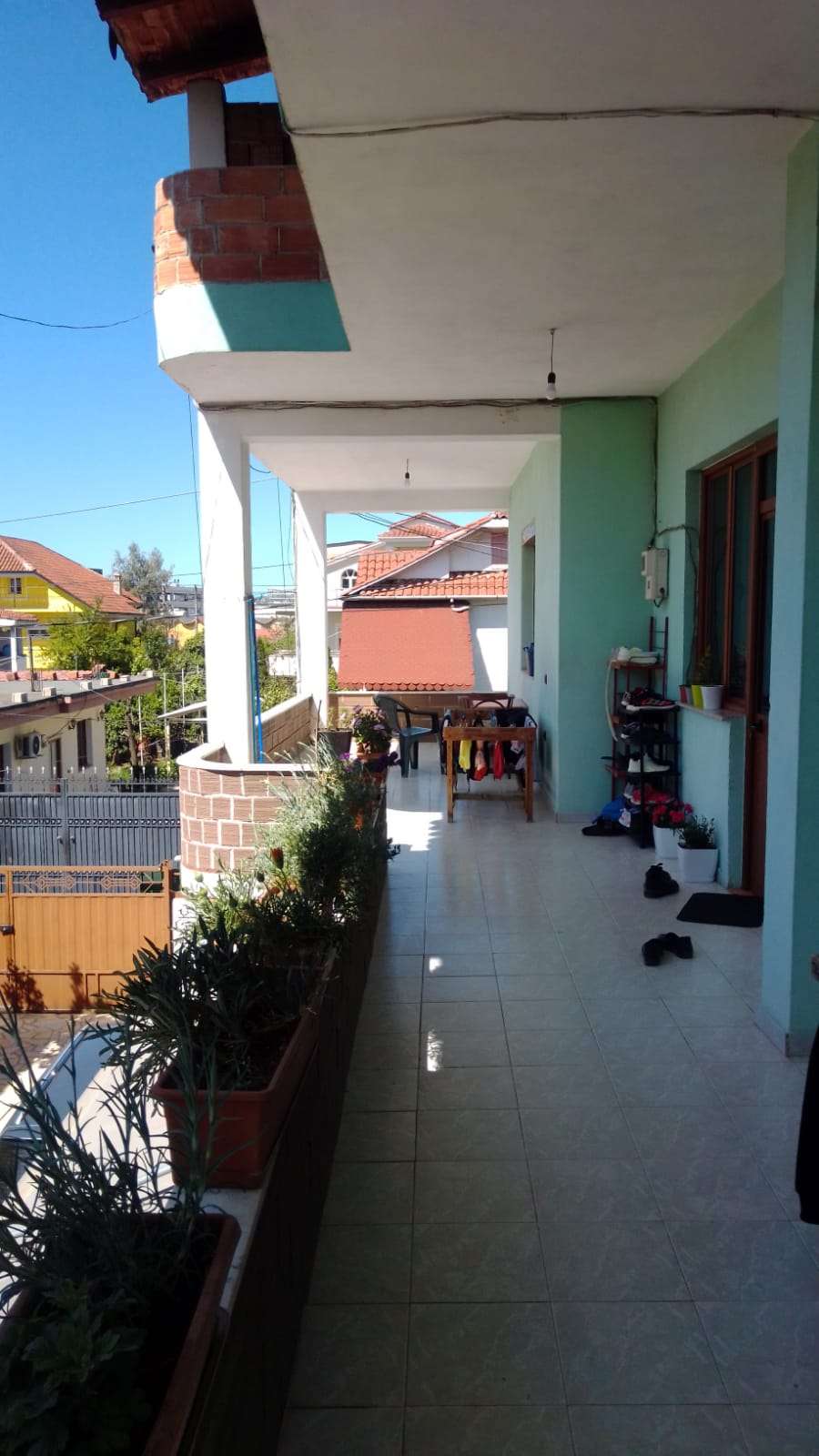 Shitet Vilë 3 katëshe, në Laprakë